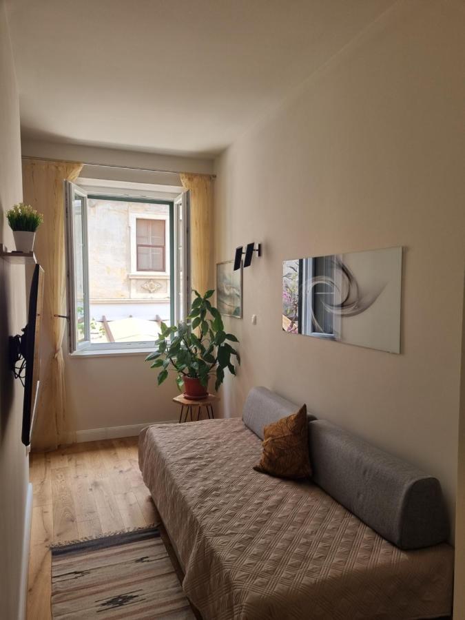 Old Town Apartment Омиш Экстерьер фото