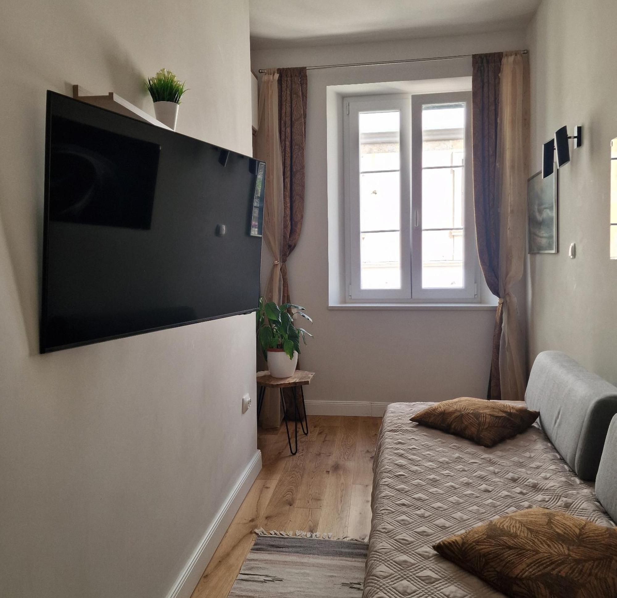 Old Town Apartment Омиш Экстерьер фото