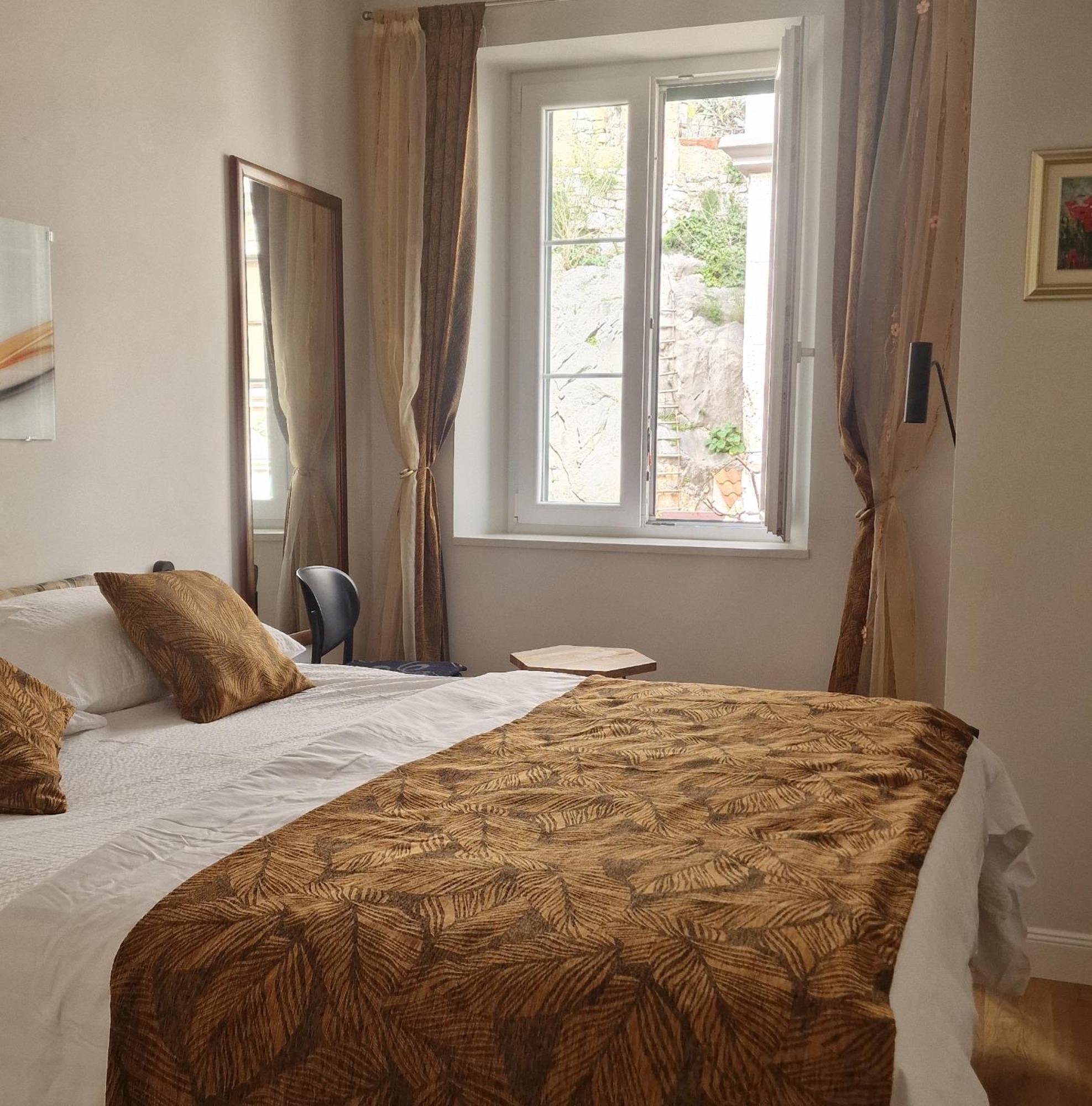 Old Town Apartment Омиш Экстерьер фото